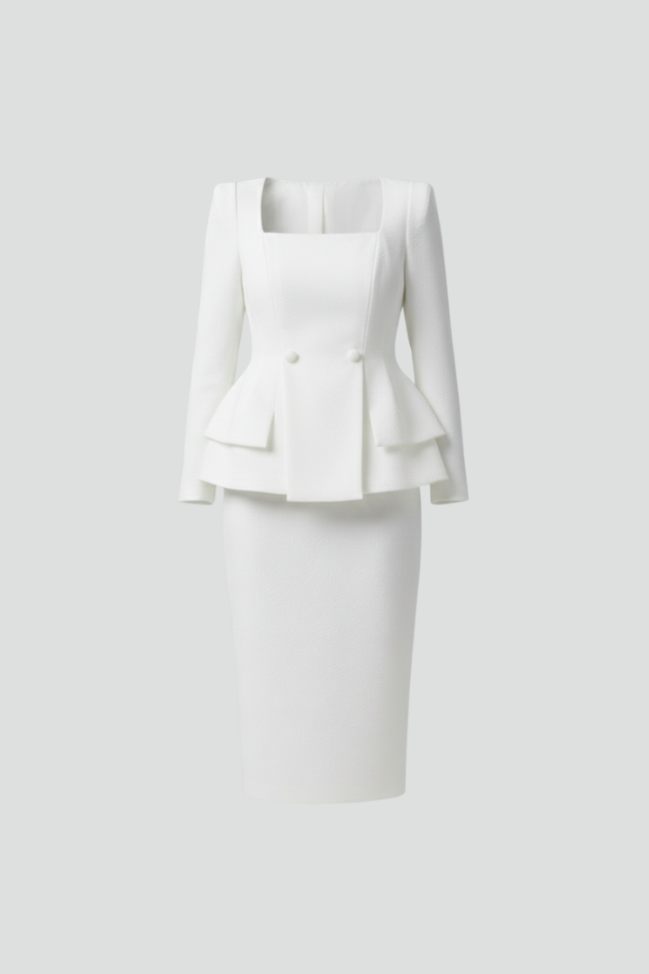Ensemble blanc à plat sur fond clair, sans mannequin, montrant la veste péplum à deux boutons et la jupe droite. 3