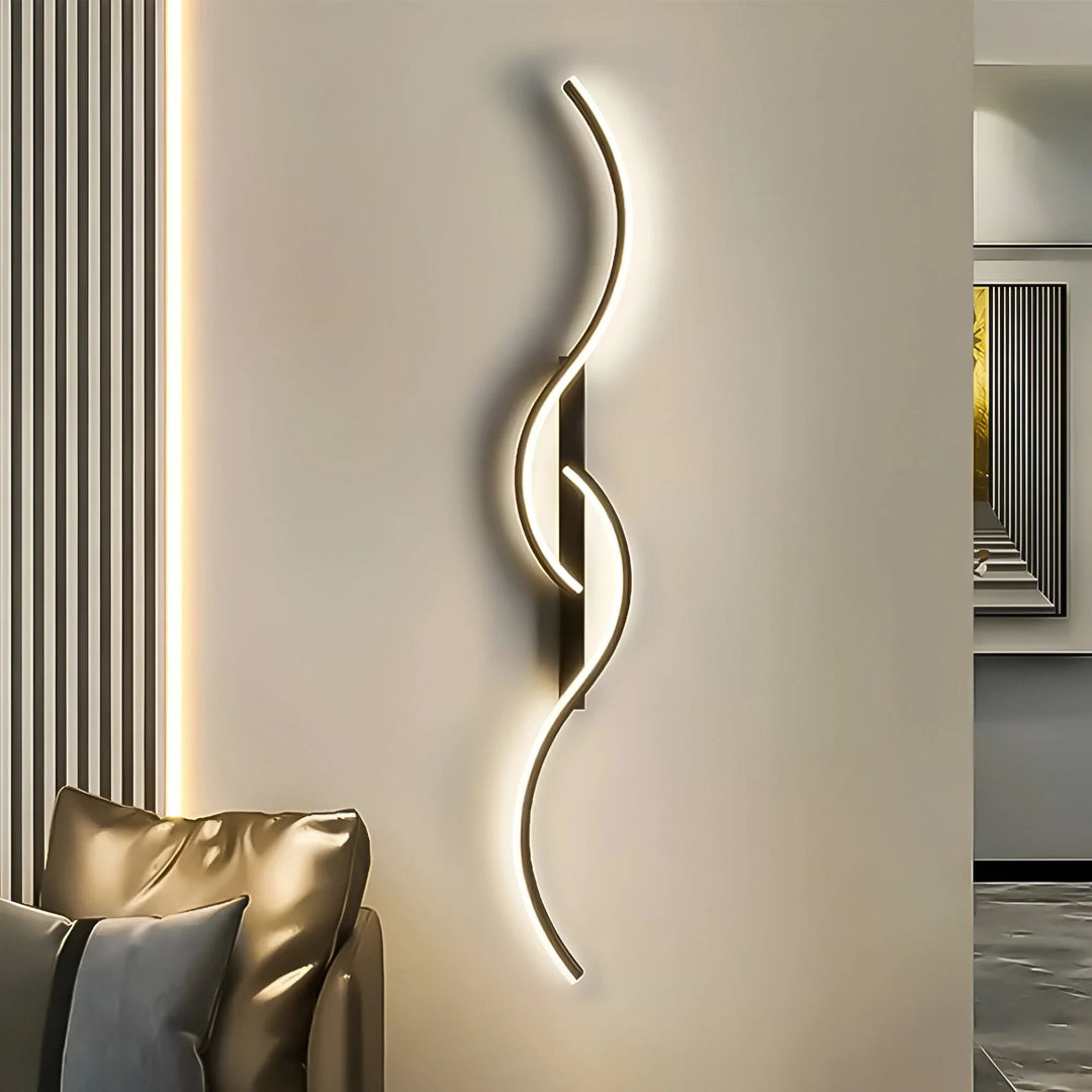 Version noire de l'applique aux courbes lumineuses, allumée dans un salon près d'un canapé en cuir 4