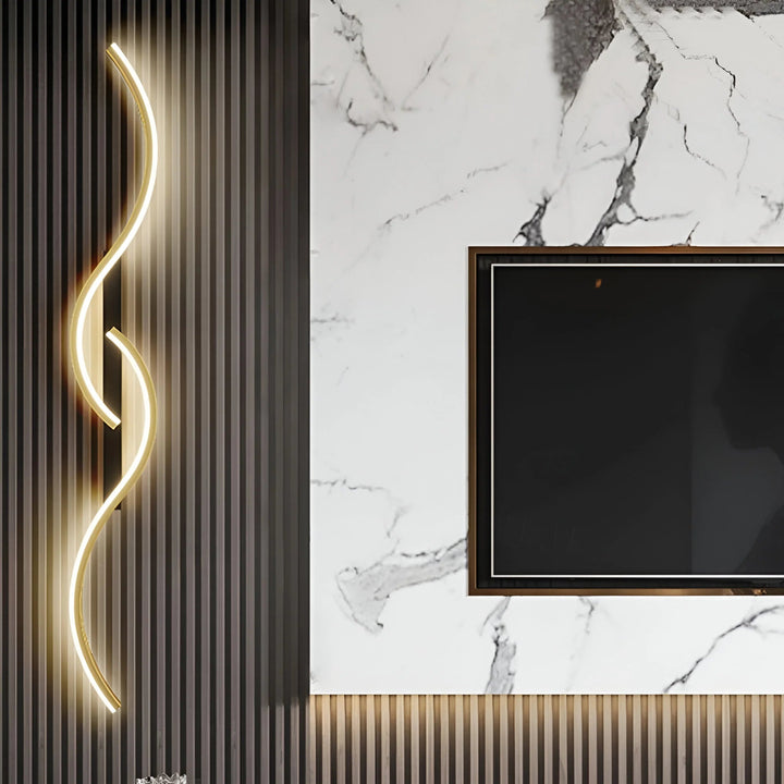 Version dorée de l'applique allumée sur un mur à lattes sombres, près d'un téléviseur et d'un mur en marbre 3