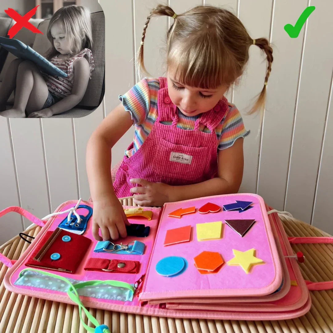 Fillette aux couettes tressées jouant avec le livre rose ouvert sur une page de formes colorées en feutre 4