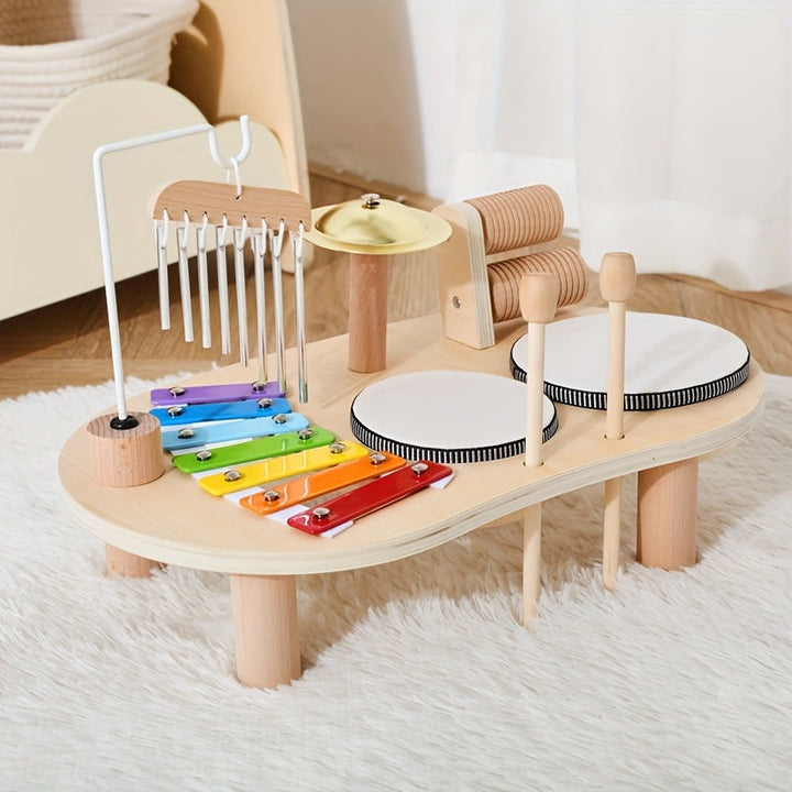 Table musicale en bois sur un tapis moelleux blanc, avec baguettes rangées dans leurs emplacements et tous les instruments visibles. 6