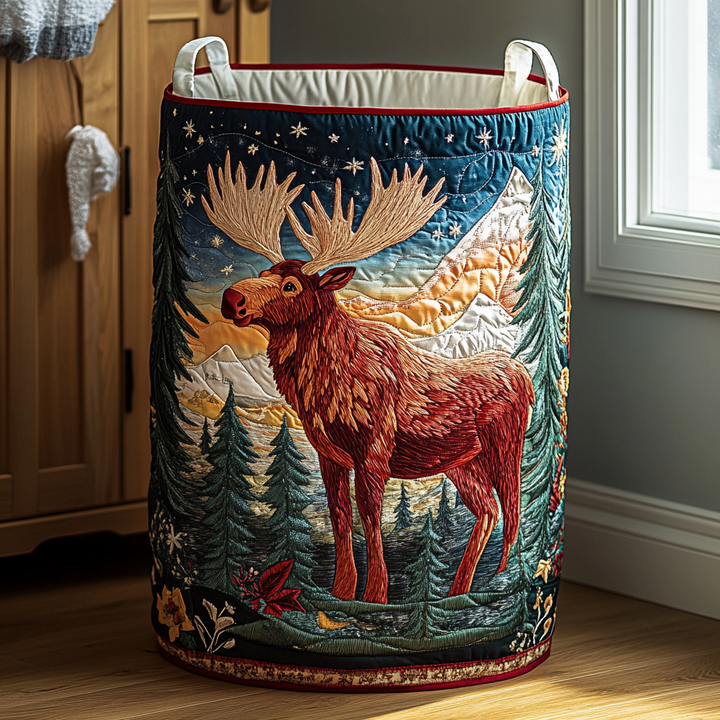 Panier haut matelassé avec un élan brun aux bois clairs, sapins, montagnes et ciel étoilé, liseré rouge et doublure crème. 9