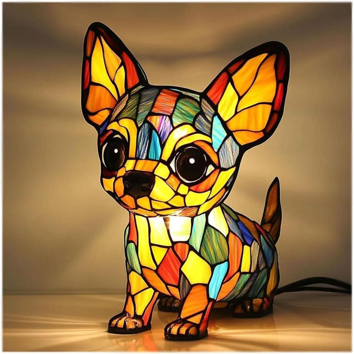 Veilleuse en forme de chihuahua assis aux grandes oreilles dressées, en vitrail jaune, turquoise et orange, avec son câble noir visible. 10