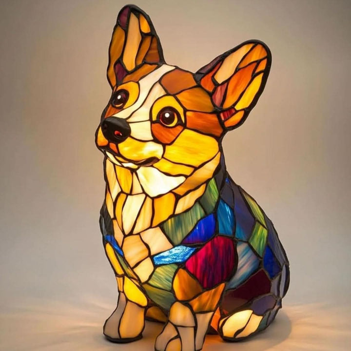 Veilleuse en forme de corgi assis aux grandes oreilles, motif vitrail jaune, blanc et orangé avec corps bleu, rouge et vert, allumée. 24