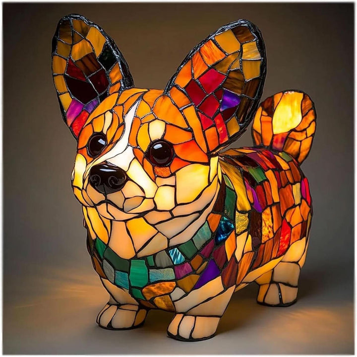 Veilleuse en forme de corgi trapu vu de trois quarts, oreilles dressées, mosaïque orangée avec collier vert, éclairage chaud diffusé au sol. 25