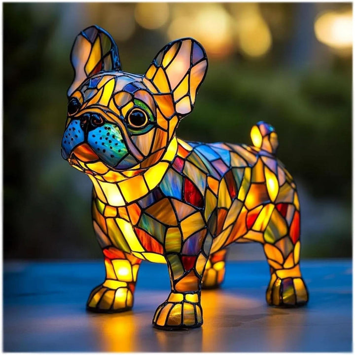 Veilleuse en forme de bouledogue français debout aux grandes oreilles, au museau bleu-vert et au corps en vitrail multicolore, lumineuse. 7