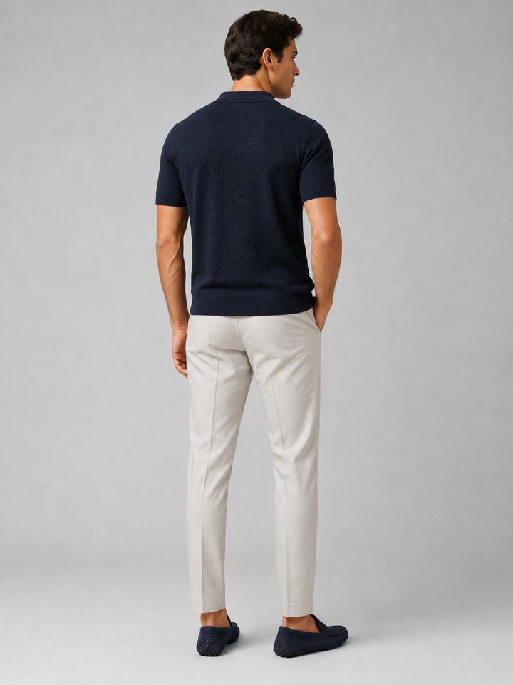 Vue de dos du polo bleu marine porté avec pantalon clair et mocassins bleu marine 38