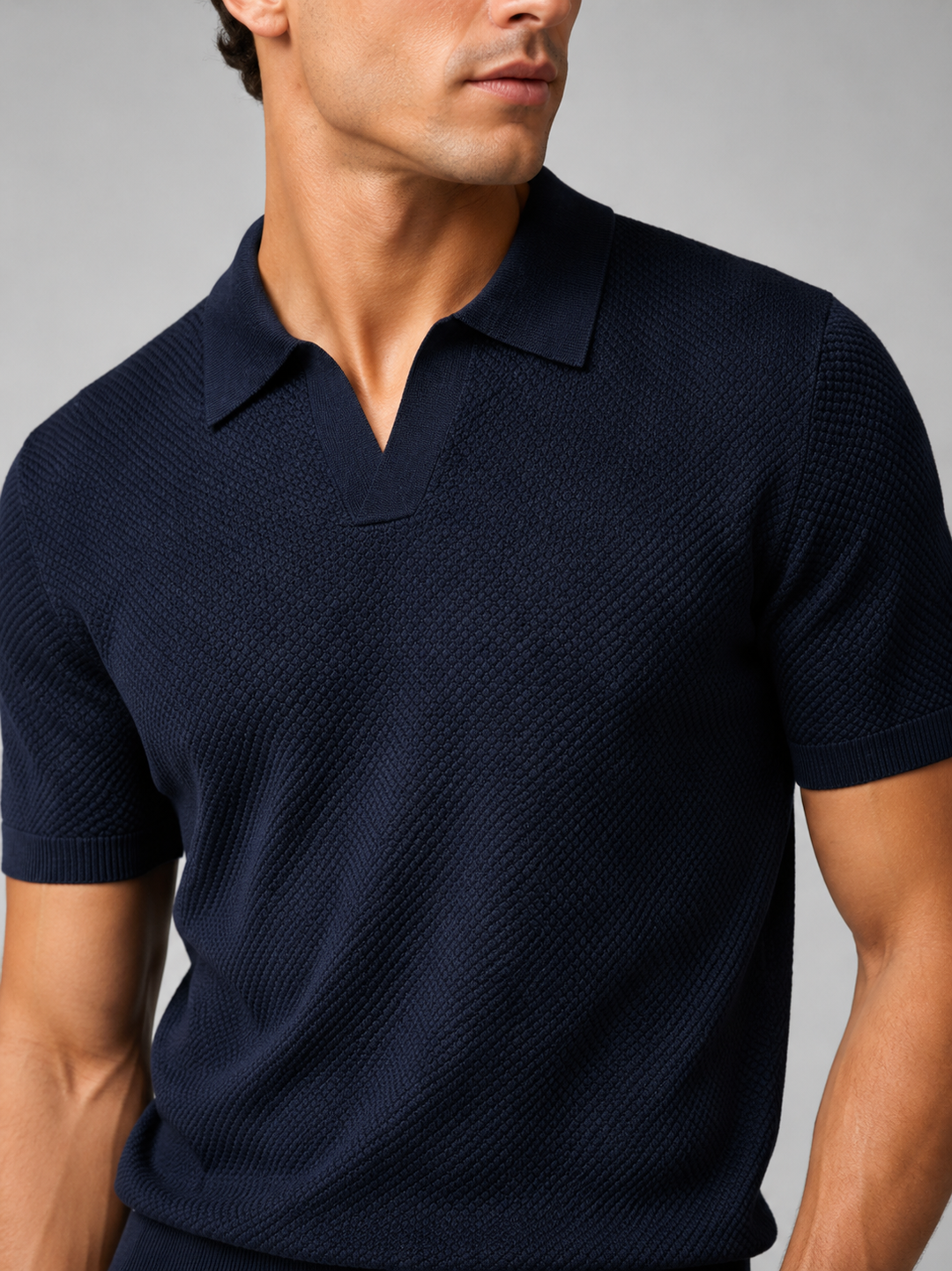 Gros plan sur le col V et la texture de la maille du polo bleu marine 36