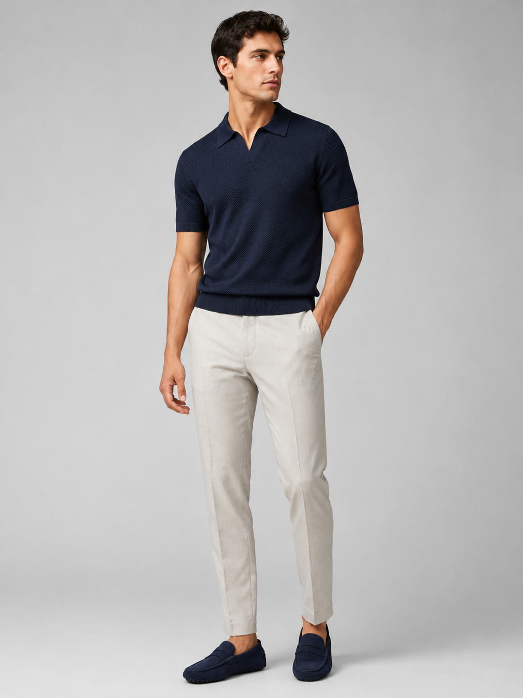 Homme en pied portant le polo bleu marine avec pantalon clair et mocassins bleu marine, vue de face 37