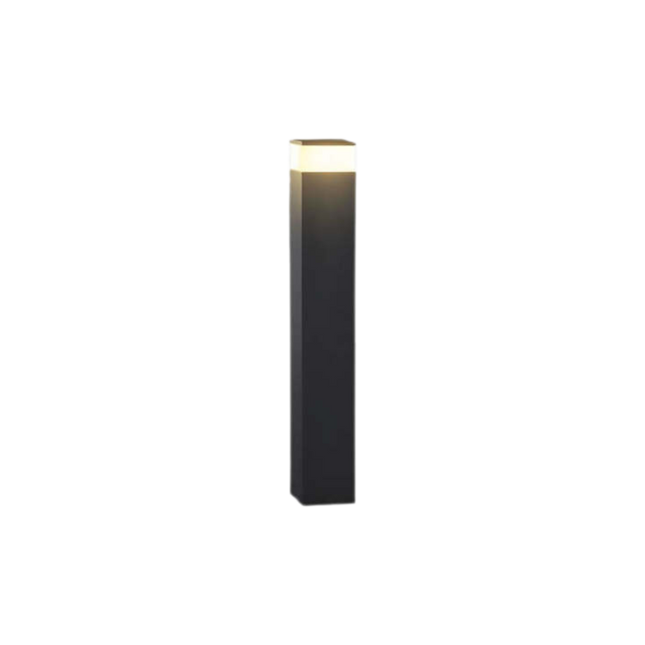 Version plus haute de la borne noire allumée, vue de face sur fond blanc, bandeau lumineux blanc chaud en haut. 2