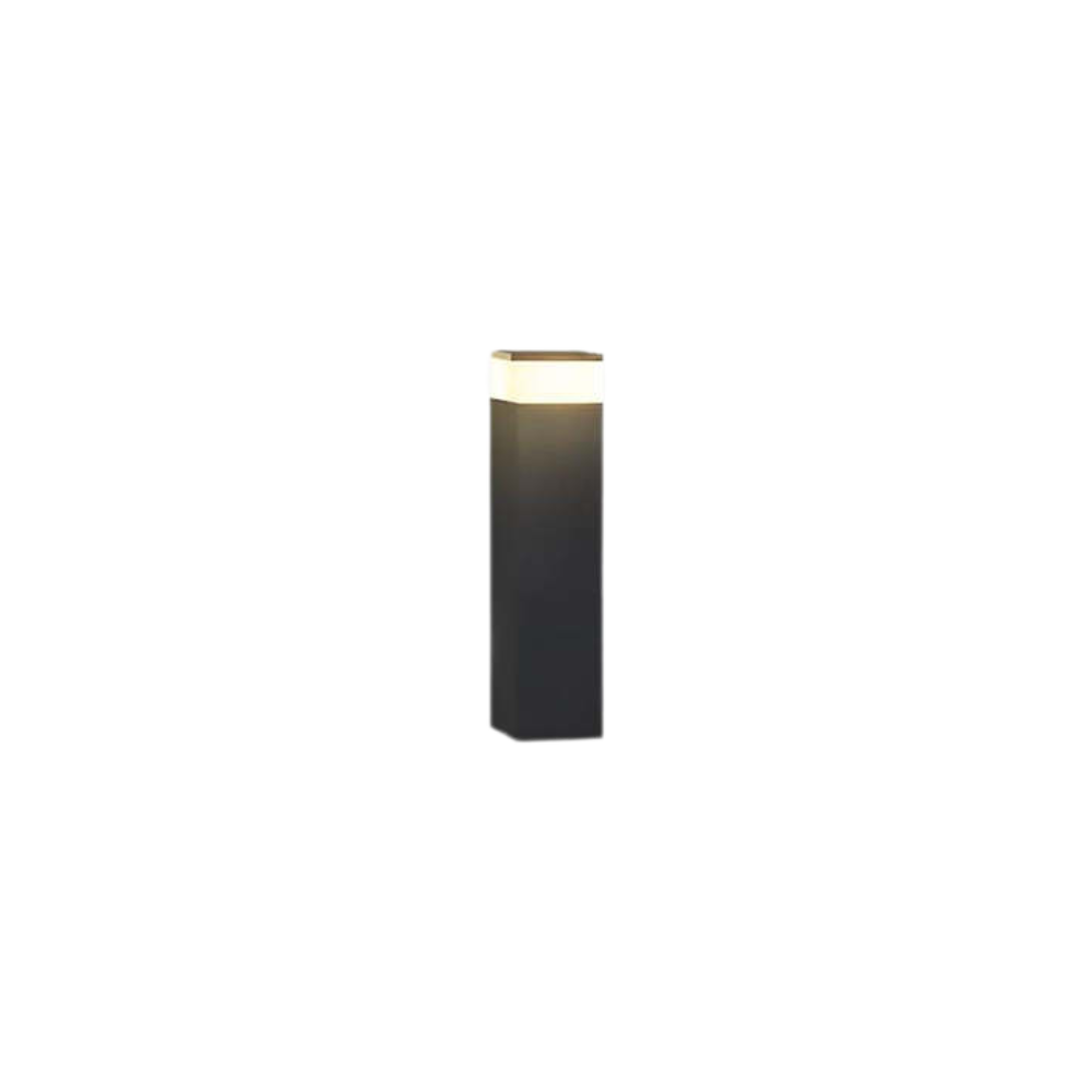 Petite borne rectangulaire noire allumée, avec bandeau lumineux blanc chaud sous le chapeau, sur fond blanc uni. 1