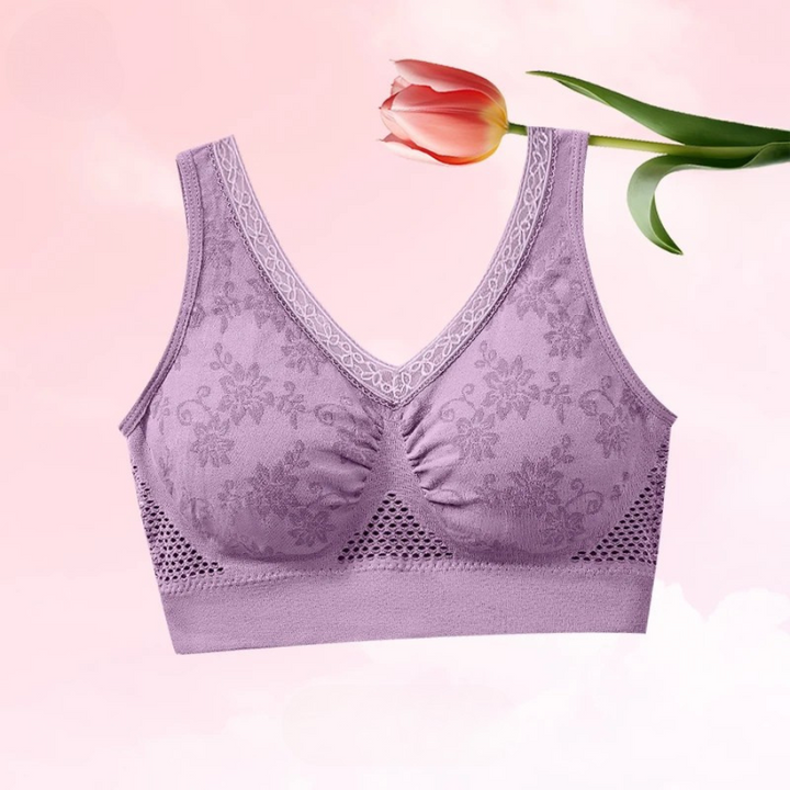 Soutien-gorge lilas sur fond rose pastel avec une tulipe, montrant les bretelles larges et les ajours latéraux 6
