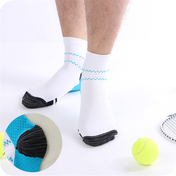 Homme portant des chaussettes blanches à fines rayures bleues, avec raquette et balle de tennis et zoom sur le talon. 2