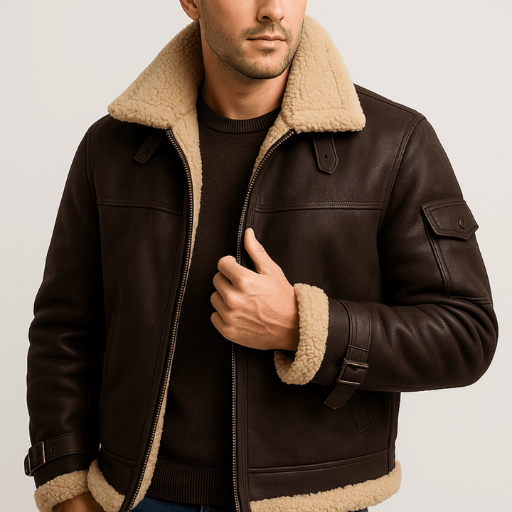 Veste marron foncé à col en peau lainée beige, portée ouverte sur un pull sombre, avec poche de manche boutonnée. 2