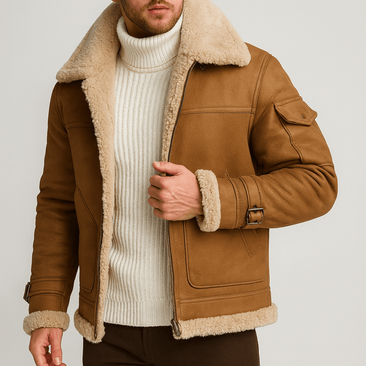 Veste marron clair façon daim à doublure laineuse beige, portée sur un pull col roulé blanc, avec sangle de poignet à boucle. 3