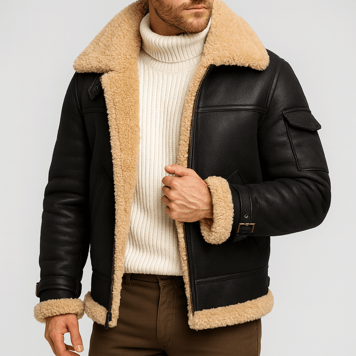 Veste en cuir noir doublée de laine beige, portée par un modèle, poche zippée de poitrine et poche de manche visibles. 6