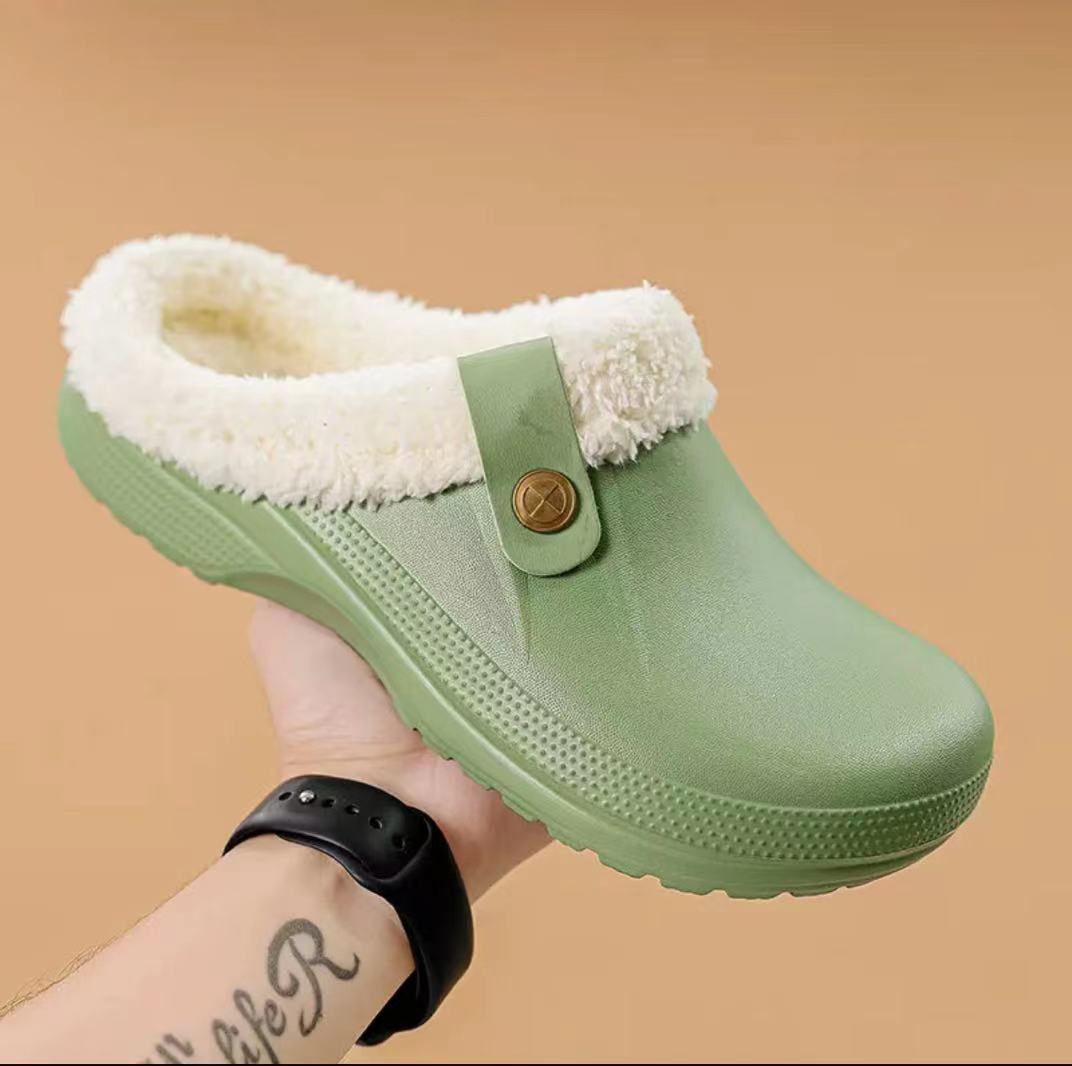 Sabot vert clair à doublure de fausse fourrure blanc crème, tenu à la main 13