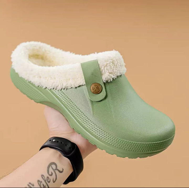 Sabot vert clair à doublure de fausse fourrure blanc crème, tenu à la main 13