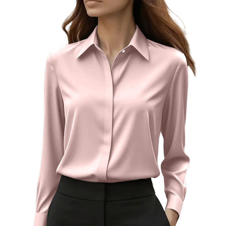 Blouse rose pâle satinée, boutonnage dissimulé, portée avec un pantalon noir sur fond blanc 5