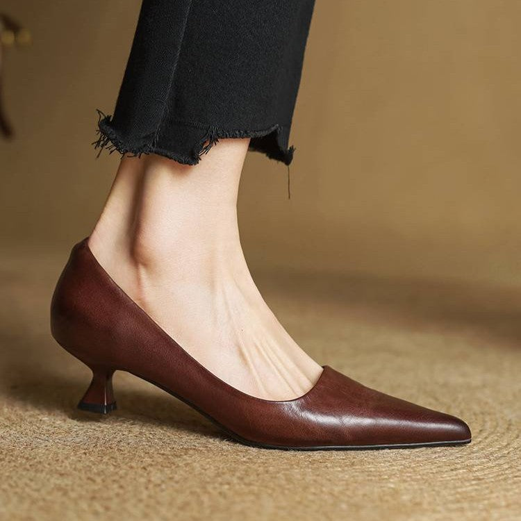 Escarpin marron porté, vue de profil montrant la cambrure et le petit talon 19