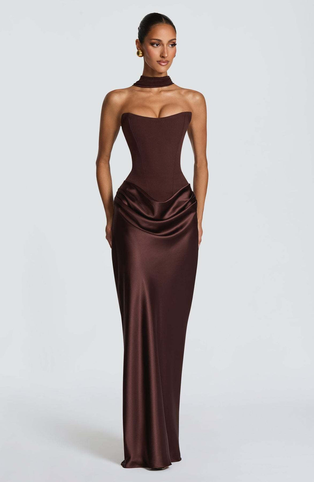 Robe marron chocolat portée avec col choker drapé, corset bustier et jupe longue satinée, vue de face 10