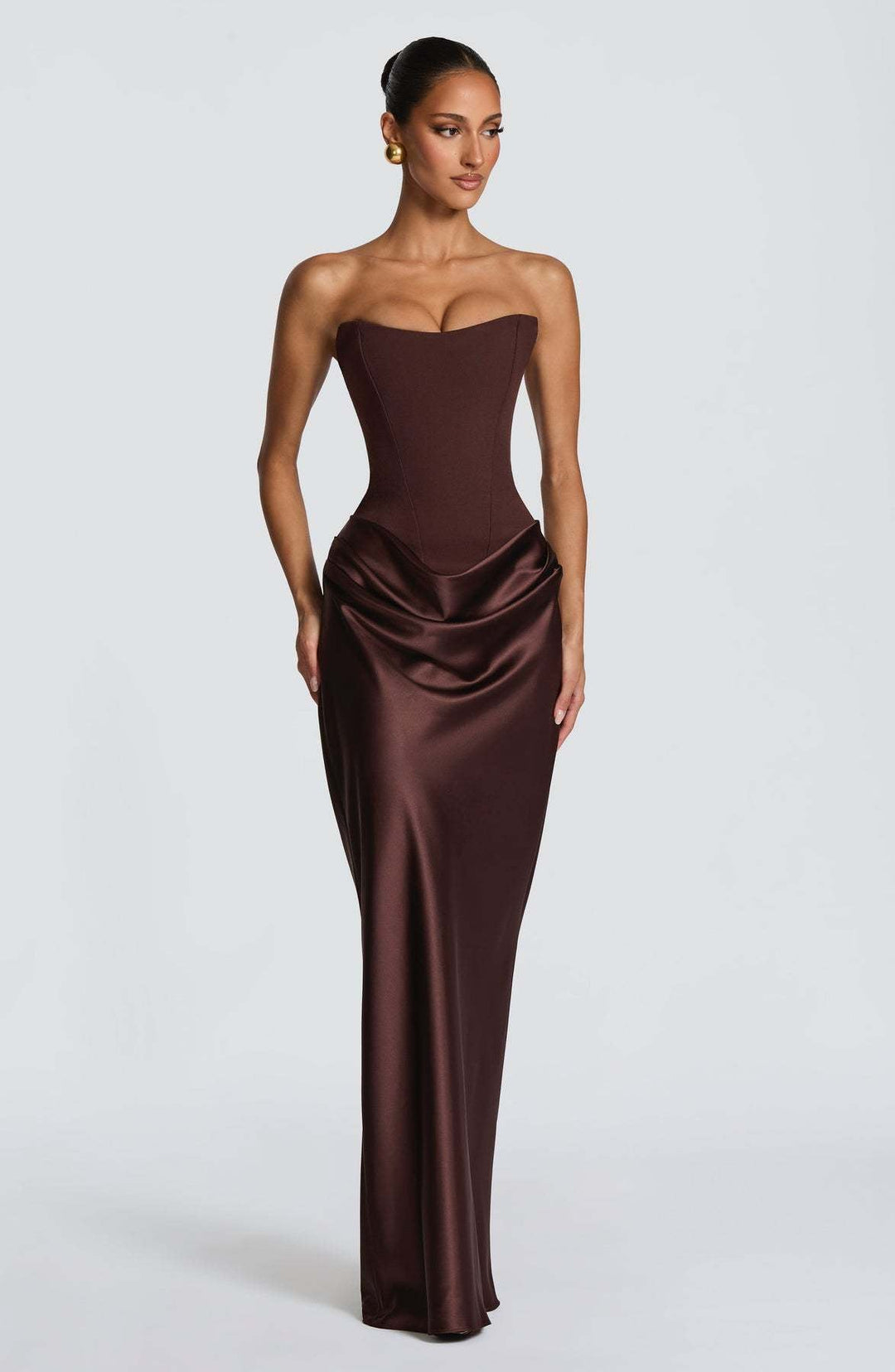 Robe longue marron chocolat portée de face sans choker, regard de côté, jupe satinée fluide 13