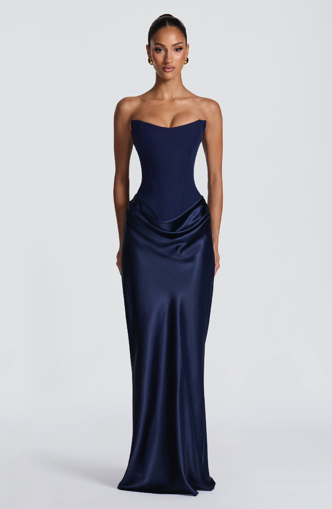 Vue de face de la robe corset bustier bleu marine, jupe longue en satin drapé aux hanches 6