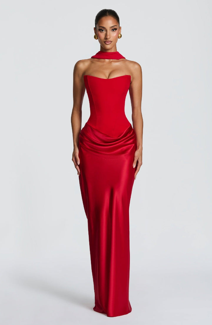 Version rouge portée de face, avec col choker drapé, corset ajusté et jupe satinée longue 26