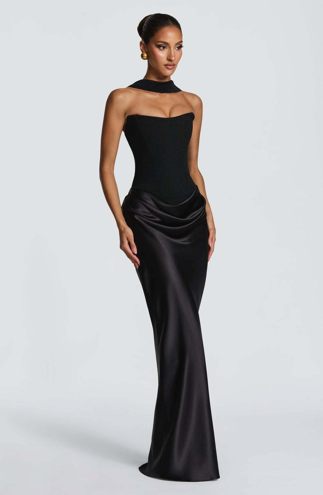 Robe noire portée de trois quarts, avec col choker drapé autour du cou et jupe satin 22