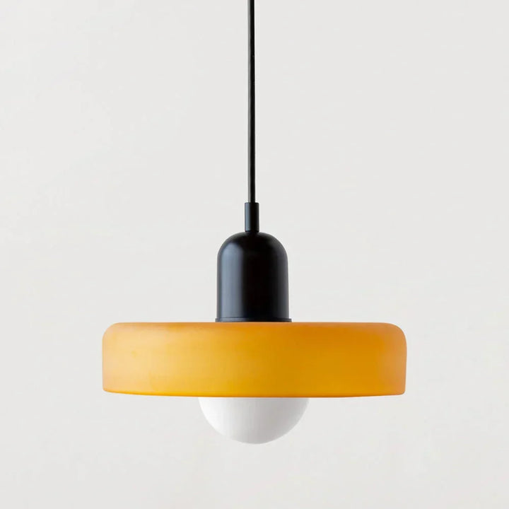 Suspension à abat-jour orange avec capuchon noir mat et câble noir, vue de face sur fond clair. 14