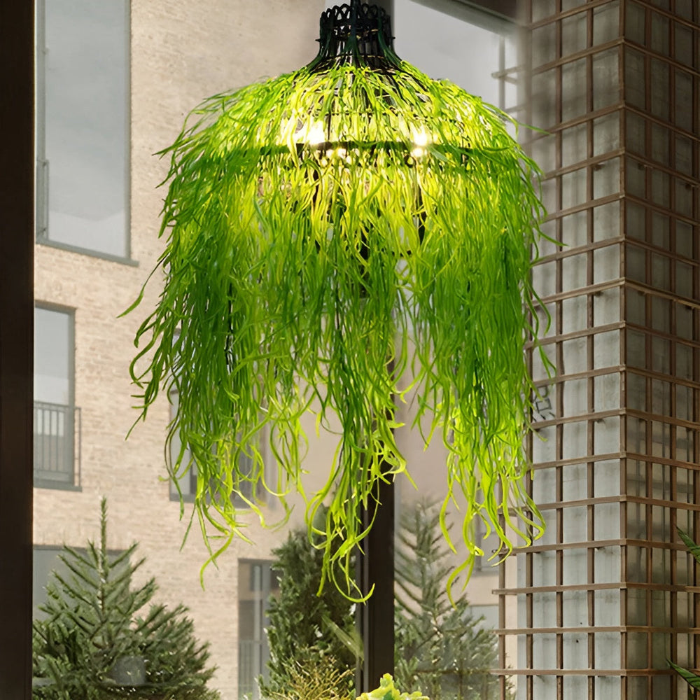 Version à longues herbes vert vif retombantes, allumée dans un intérieur devant une façade de briques 2