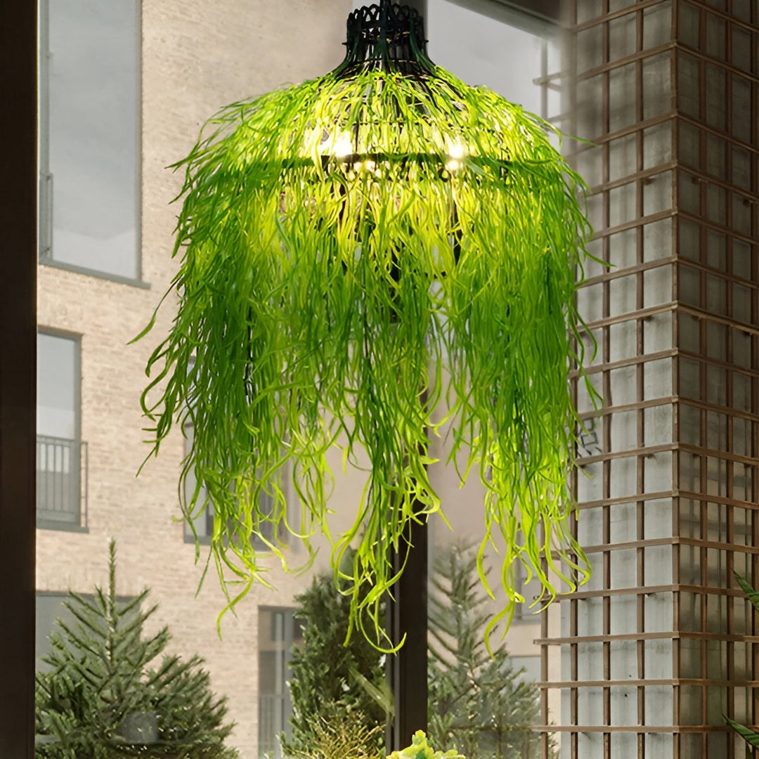 Version à longues herbes vert vif retombantes, allumée dans un intérieur devant une façade de briques 2