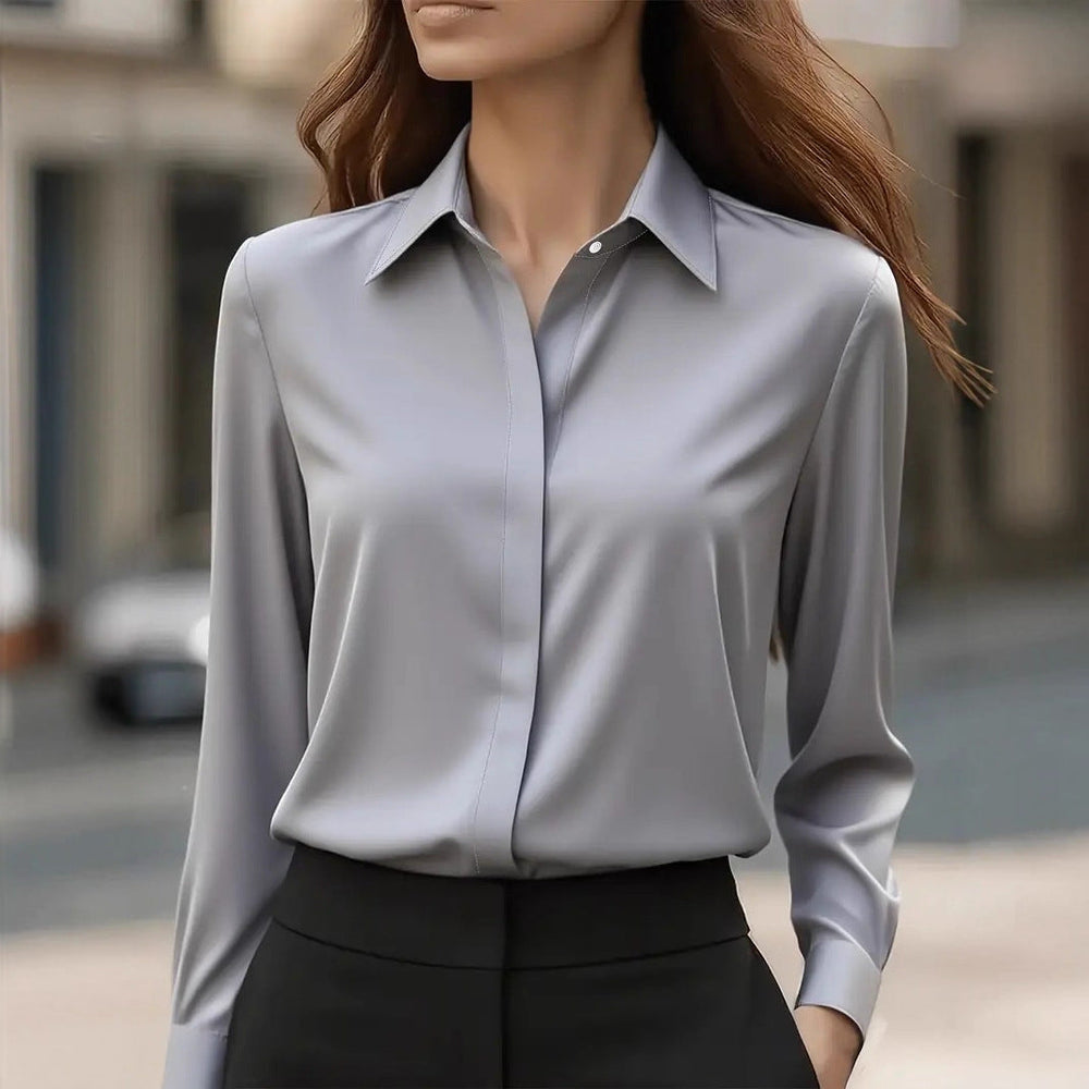Blouse grise à col classique portée avec un pantalon noir, vue de face 2