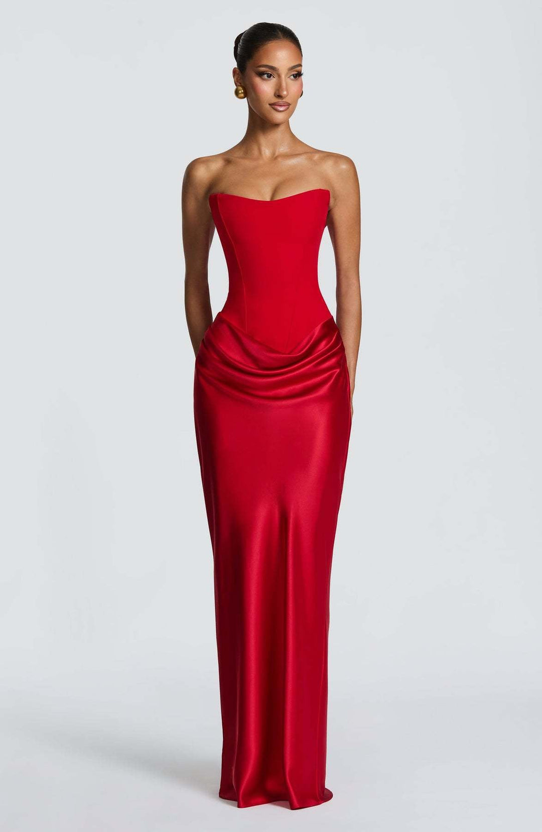 Robe rouge sans bretelles vue de face, sans col choker, corset et jupe satinée drapée 29