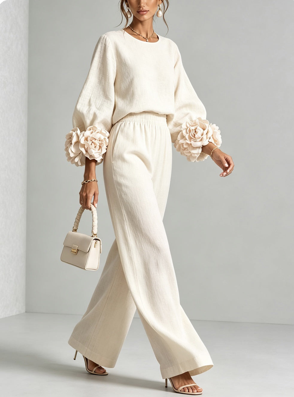 Version écrue en marche, grandes fleurs aux poignets et pantalon large ample, petit sac blanc 4