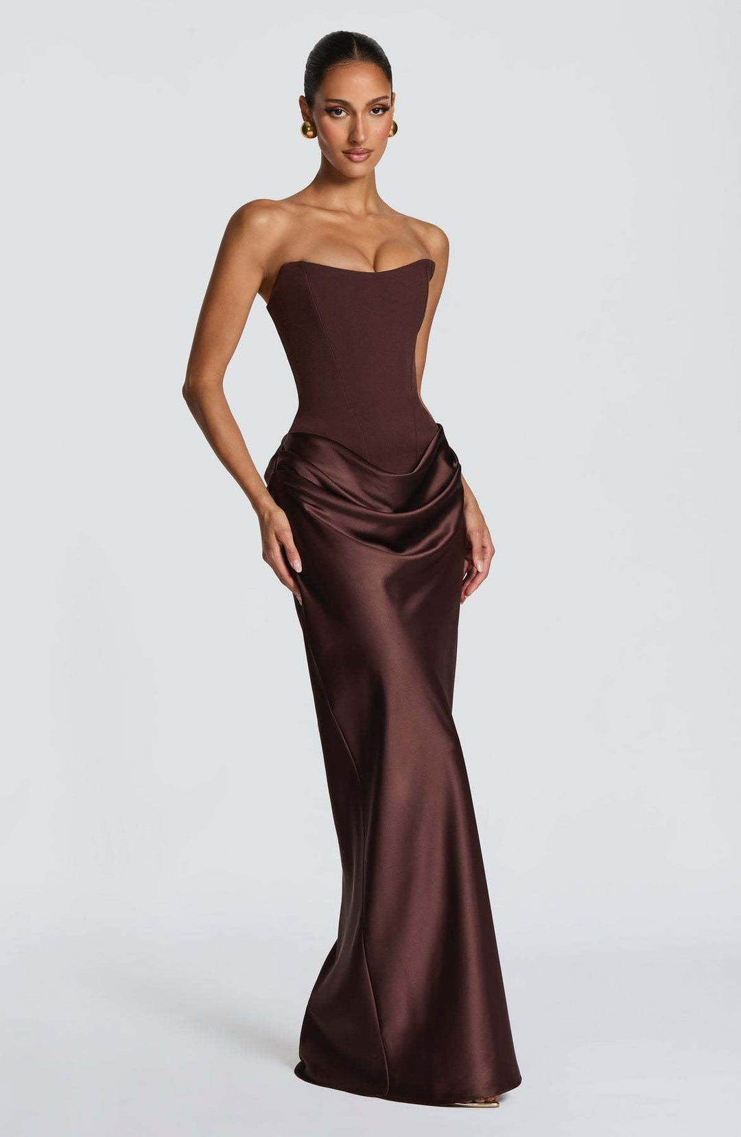 Robe marron en vue de trois quarts, sans le choker, corset et drapé de satin sur les hanches 12