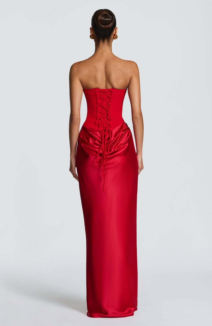 Vue de dos de la robe rouge, avec corset lacé et drapé en satin aux hanches 28