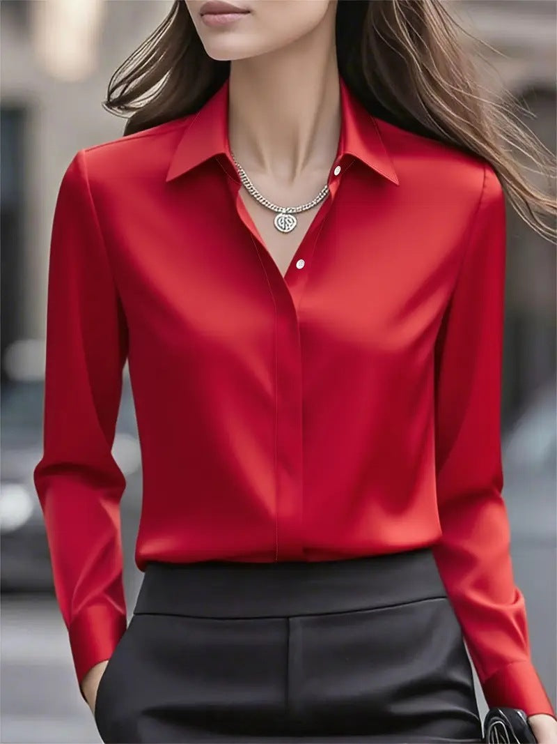 Blouse rouge portée avec un collier argenté et un pantalon noir, vue de face 4