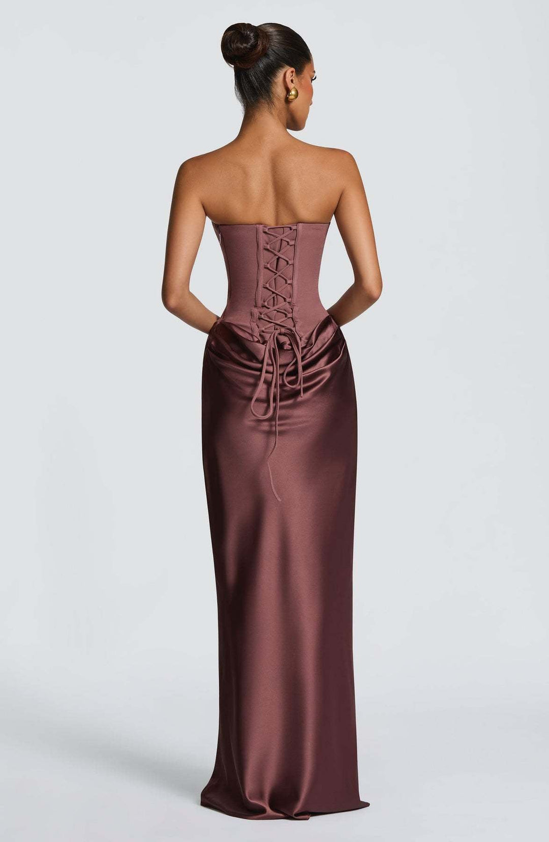 Vue de dos de la robe mauve avec lacets du corset et nœud de laçage retombant sur le satin 17