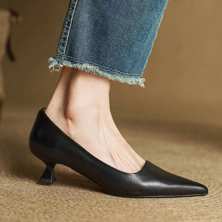 Escarpin noir porté, profil du pied avec jean effiloché et petit talon évasé 14