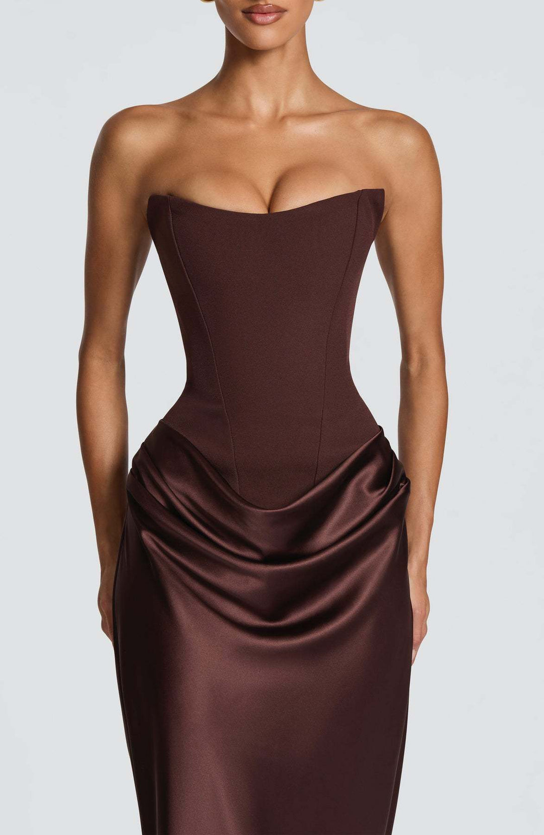 Détail du buste de la robe marron : corset structuré avec coutures verticales et drapé en satin brillant 14