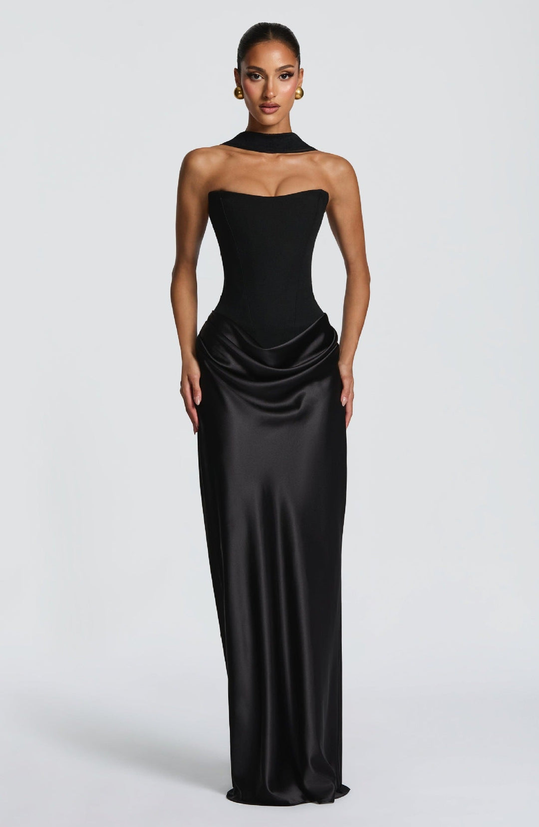 Robe noire portée de face avec col choker drapé, corset ajusté et longue jupe en satin 24