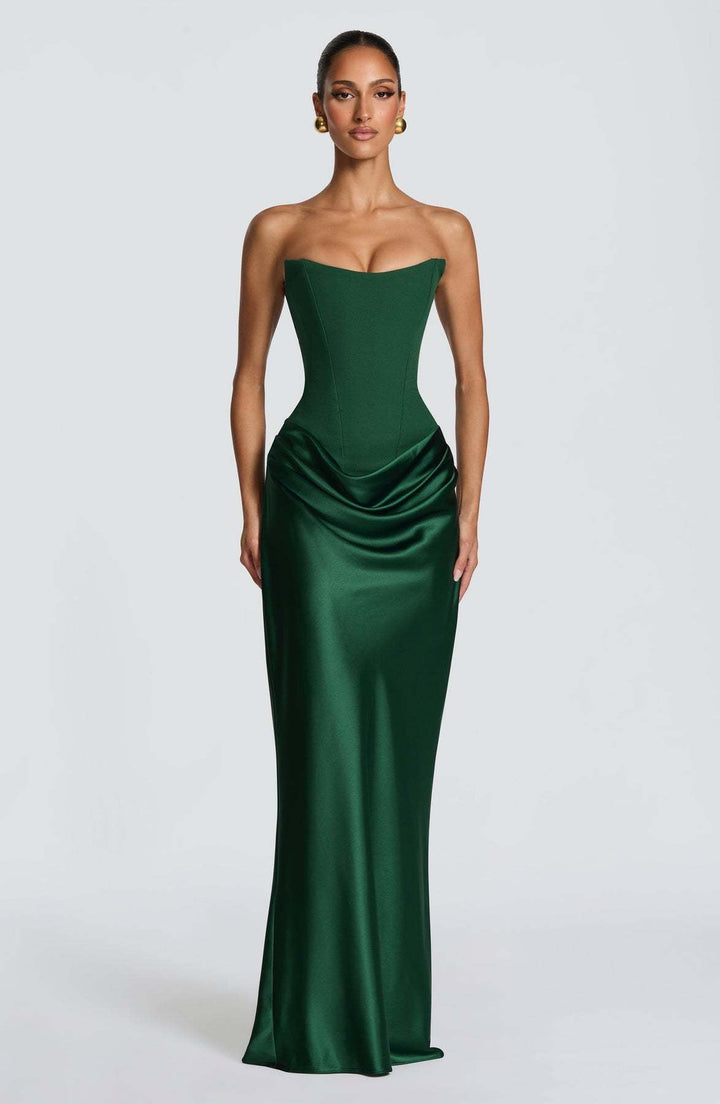 Vue de face de la robe corset bustier vert émeraude en satin, portée par un mannequin 1