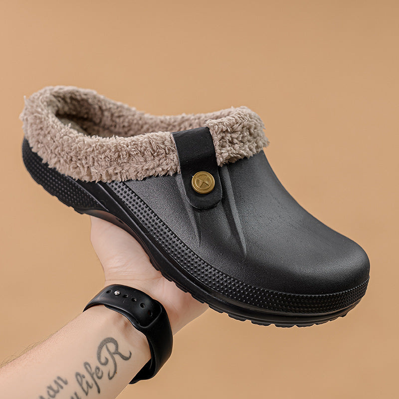 Sabot noir à doublure de fausse fourrure beige-gris, tenu à la main sur fond beige 14