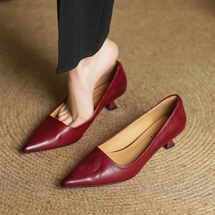 Escarpins rouge bordeaux au sol, un pied en train de s'enfiler dans l'un d'eux 8