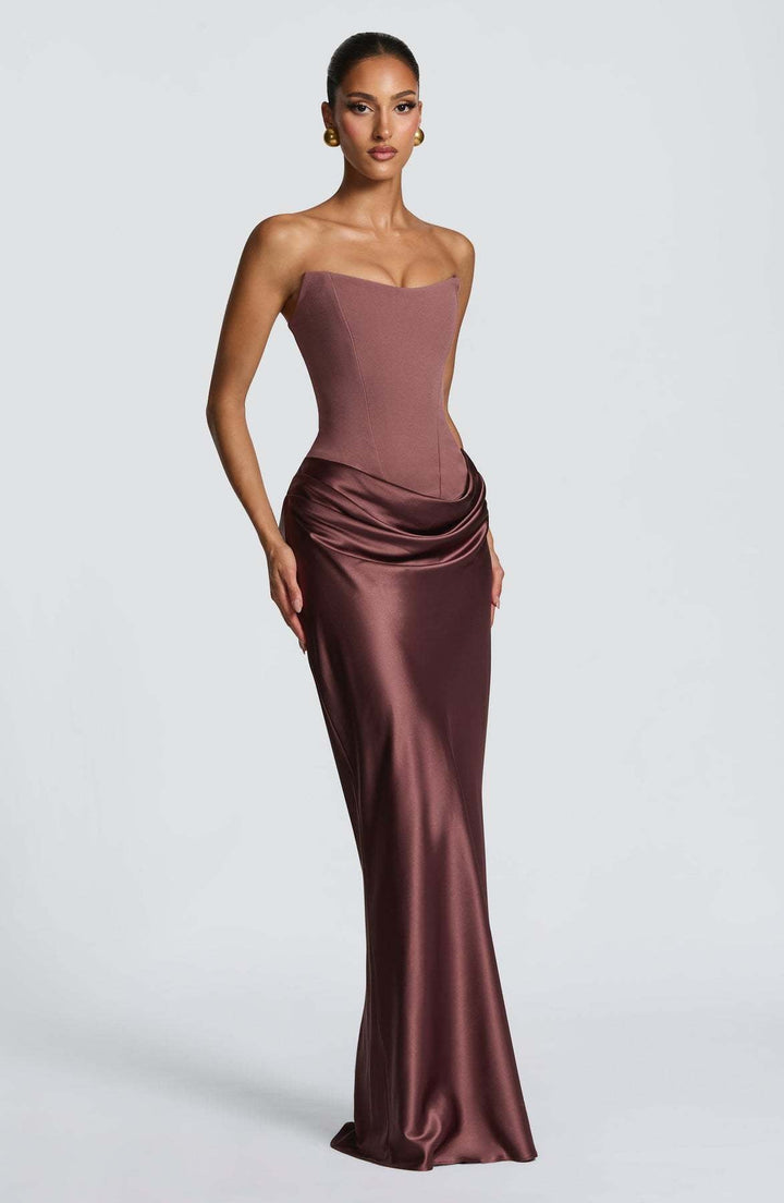 Robe mauve et satin brun-rosé en vue de trois quarts, drapé avantageux sur les hanches 16