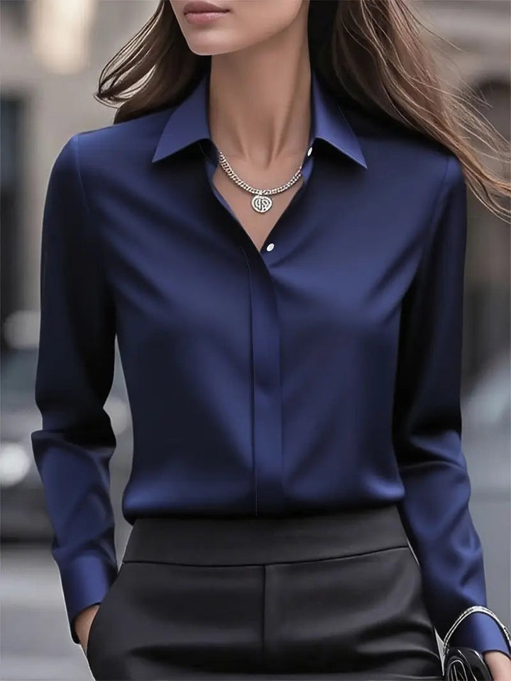 Blouse bleu marine portée avec un collier argenté et un pantalon noir, vue de face 8
