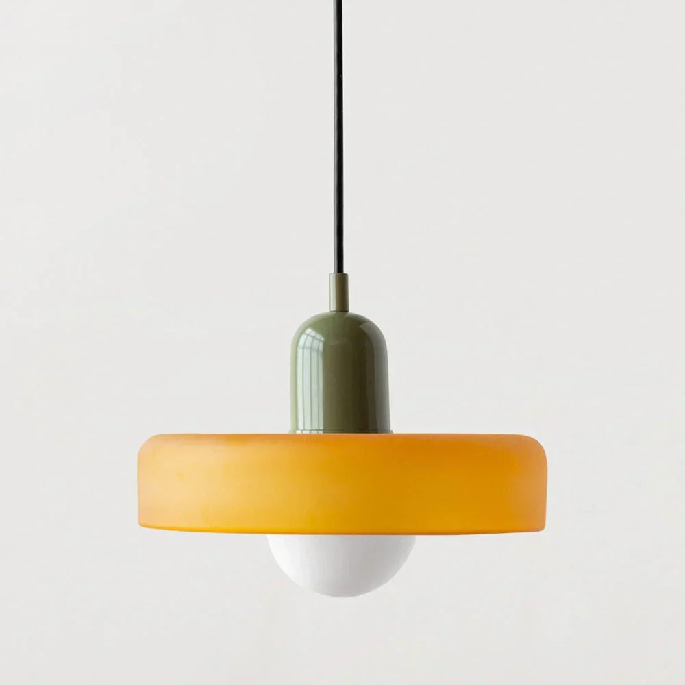 Suspension à abat-jour orange avec capuchon vert sauge brillant et câble noir, globe blanc visible dessous. 13