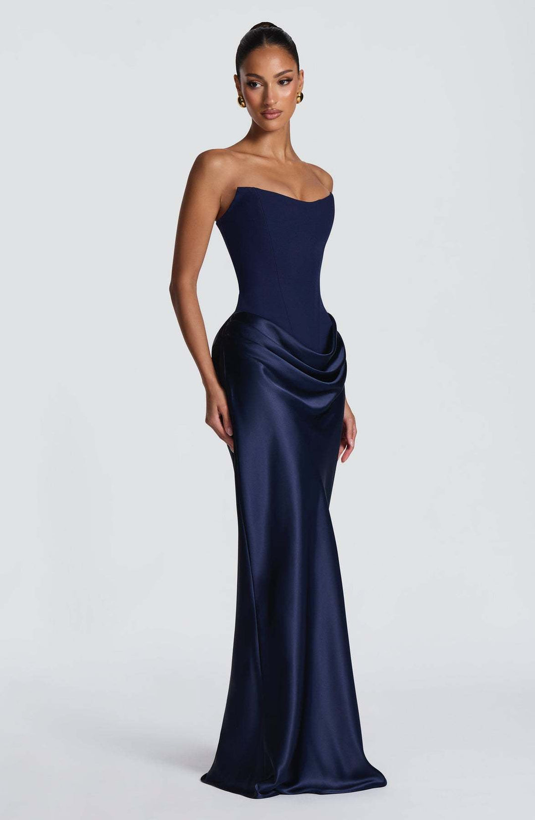 Robe bleu marine portée de trois quarts, mettant en valeur la silhouette ajustée et le drapé de hanche 8