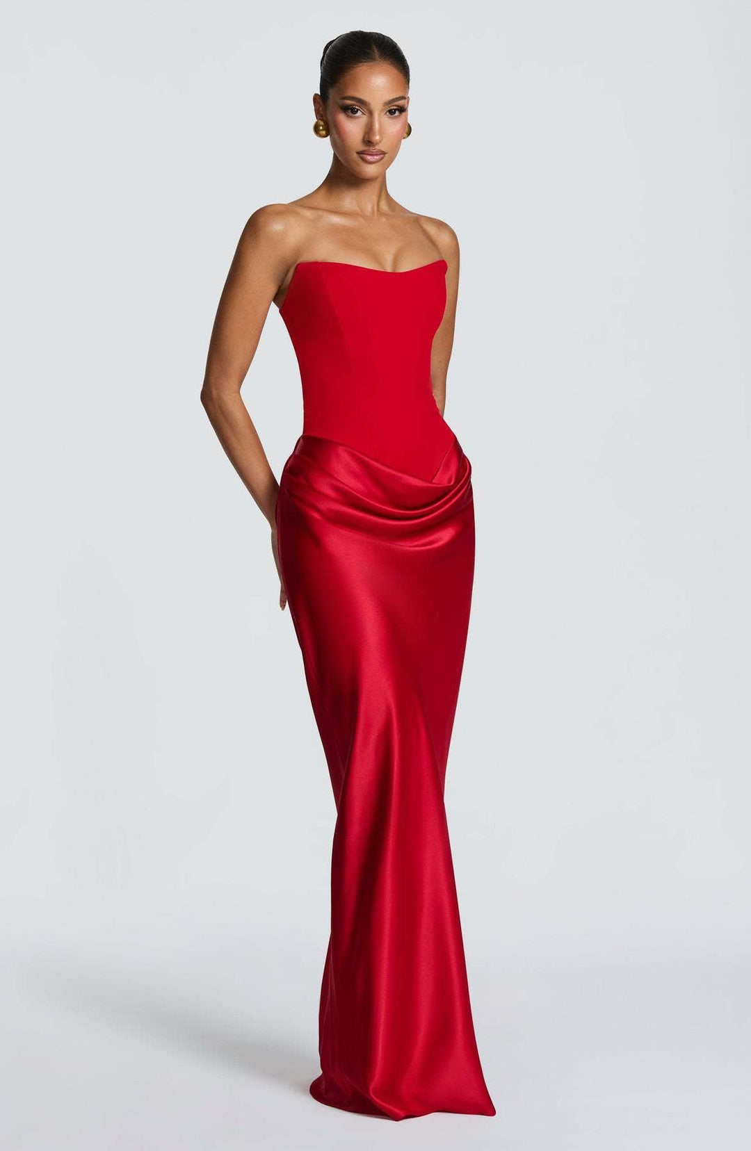 Robe rouge sans bretelles portée de trois quarts, corset structuré et jupe en satin évasée vers le bas 30